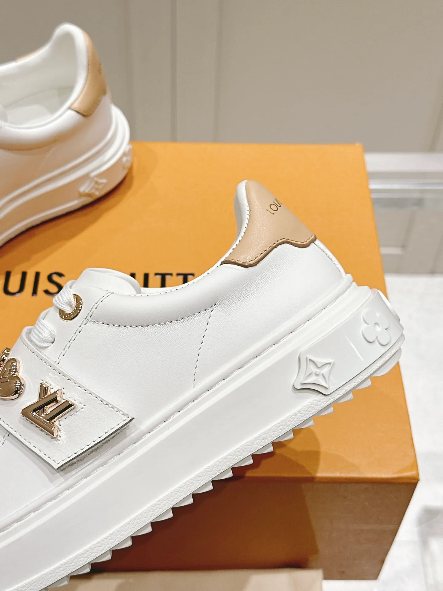 👟👟Ex-factory price 560👟👟 LV new white shoes, four-leaf clover🍀sunflower🌞 charm, add naughty and lively color to simple white shoes, easy to wear and durable, code number: 35+40 (41 customized)